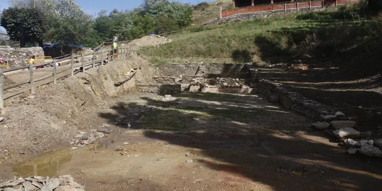 Troben una de les parets del temple que presidia el fòrum romà de Llívia