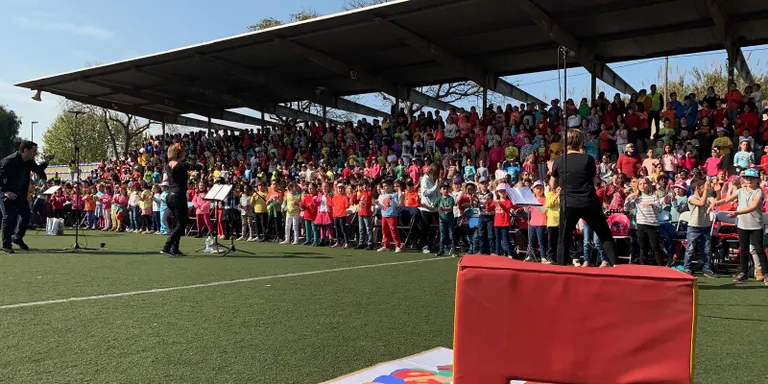 A punt per la Cantada Escolar de Pineda amb 1500 nens i nens de primària
