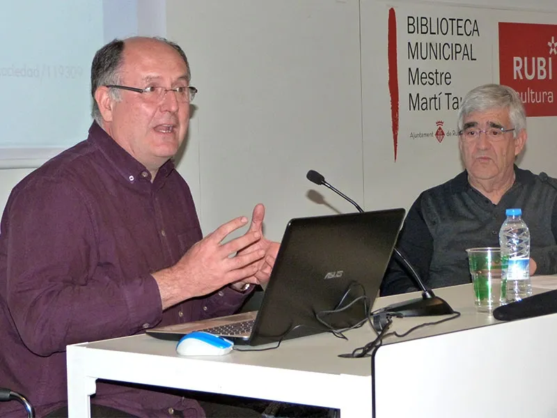Antoni Rosell (esquerra), durant la xerrada d'aquest dilluns