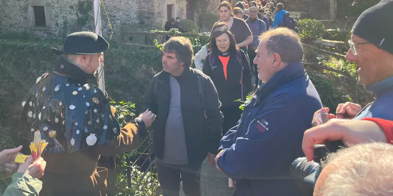 929 persones acompanyen el Pare Pelegrí en la seva travessia de Tossa de Mar a Santa Coloma de Farners