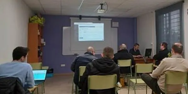 Empresaris d'Altafulla coneixen el funcionament del nou web de Turisme de la vila