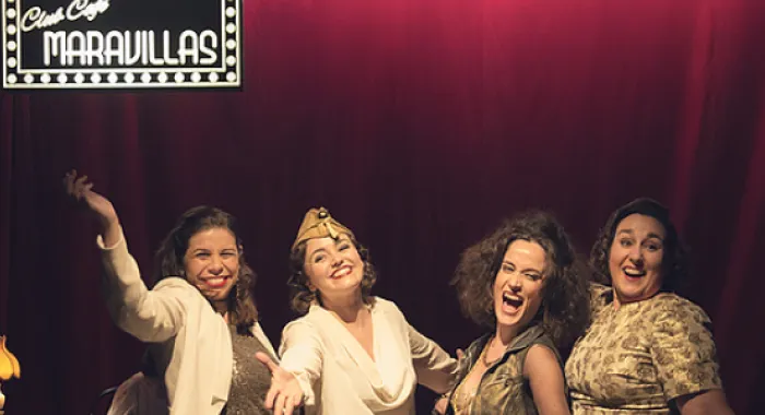 L'obra tÃ© actuacions musicals que reflexiona sobre el paper de les dones a la histÃ²ria 
