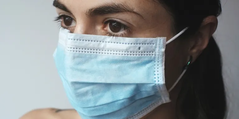La mascareta, obligatòria a partir de demà tot i haver-hi distància