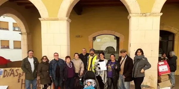 La família acampada a les portes de l’Ajuntament d’Altafulla des del 15 de febrer abandona la vaga de fam