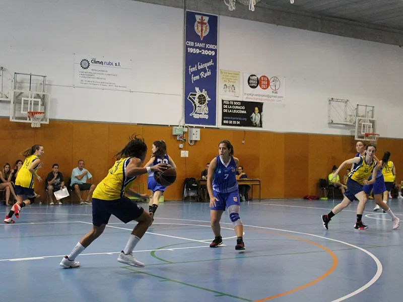 Partit davant les líders del CEB femení / Arxiu