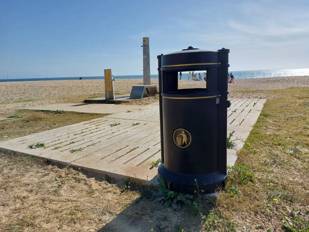 El passeig Marítim ja té 10 papereres per controlar els rosegadors
