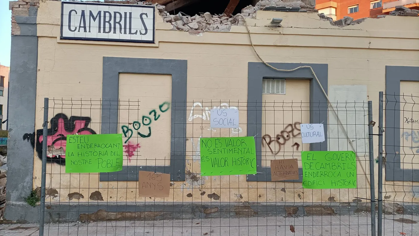 Pengen cartells anònims criticant l’enderrocament de l’estació de Cambrils