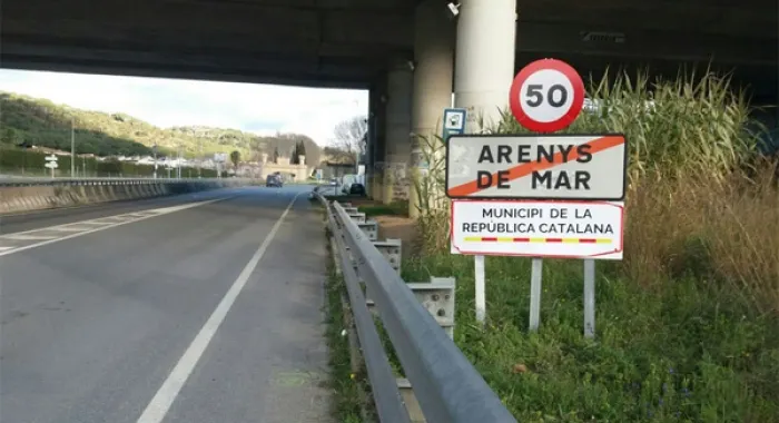 Arenys s'ha llevat amb un cartell de 'Municipi de la República Catalana'
