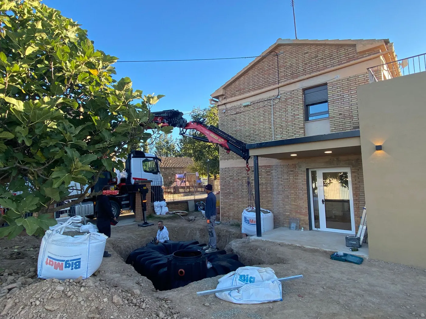 L'Ajuntament de Riner instal·la dos dipòsits subterranis per reaprofitar les aigües pluvials de l'escola i el local social de Freixinet