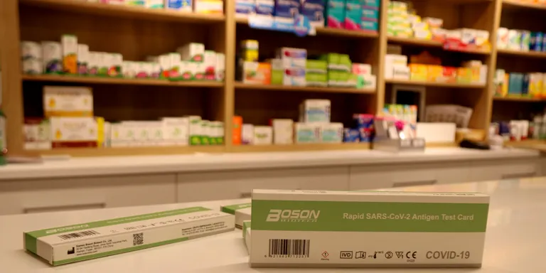 El govern espanyol regularà el preu dels tests d'antígens i comprarà 344.000 dosis d'antivirals de Pfizer al gener
