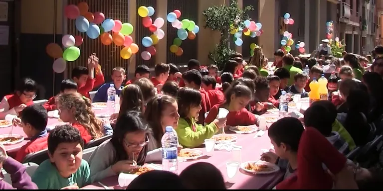La Schola fa un dinar al carrer per celebrar els 50 anys