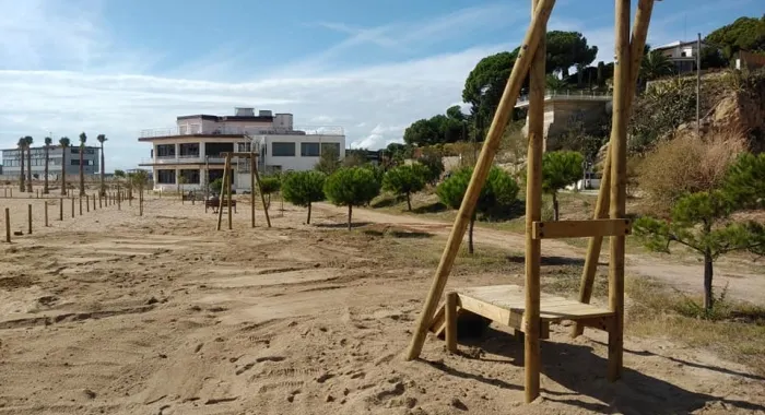 La tirolina s'ha instalÂ·lat a l'inici de la platja del CavaiÃ³ ( Foto: Ajuntament d'Arenys de Mar 
