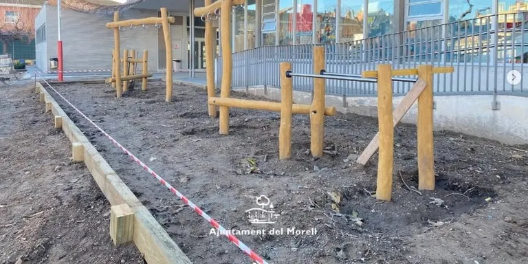 L'Ajuntament millora el pati i entorn de l'Escola Ventura Gassol
