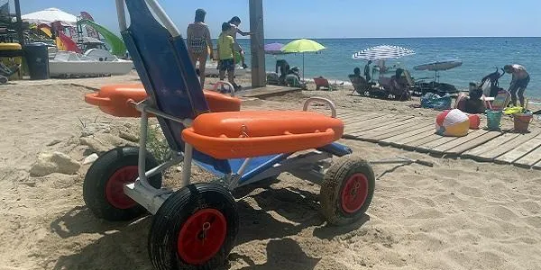 Roda de Berà ofereix cadires amfíbies per al bany a les persones amb mobilitat reduïda