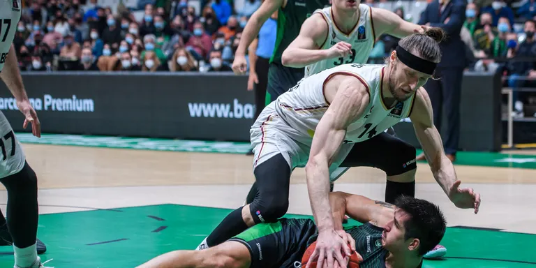 El Joventut perd però es manté líder