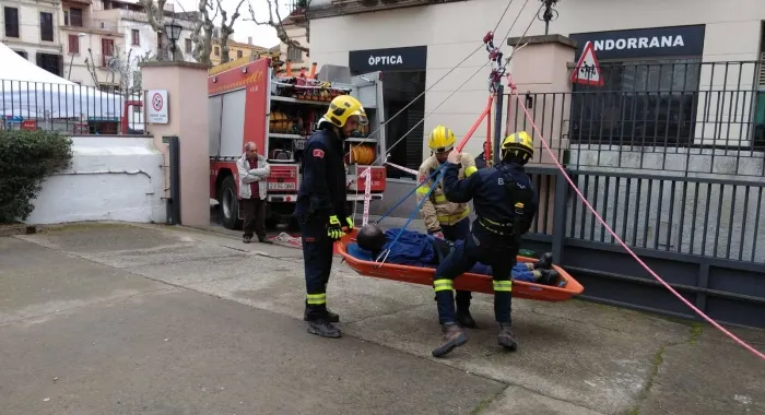 Una de les activitats va ser el simulacre d'un rescat a cà rrec dels Bombers ( Foto: Isabel Roig )