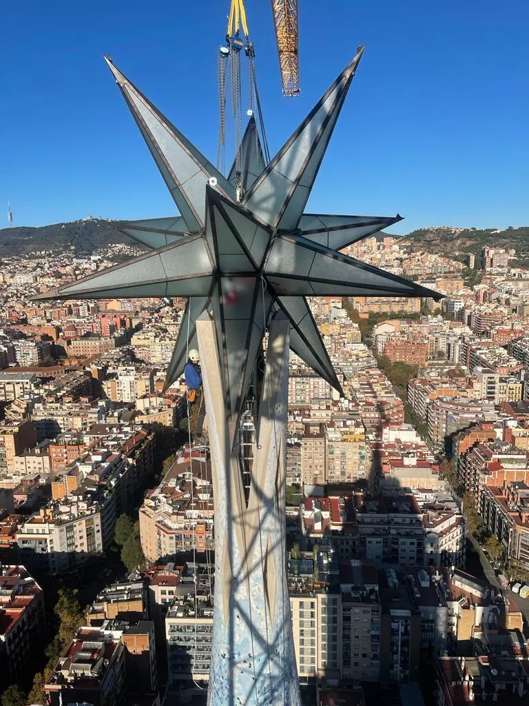 Gibernau Vidriers ha fet l’estel que corona la Torre de la Mare de Déu de la Sagrada Família