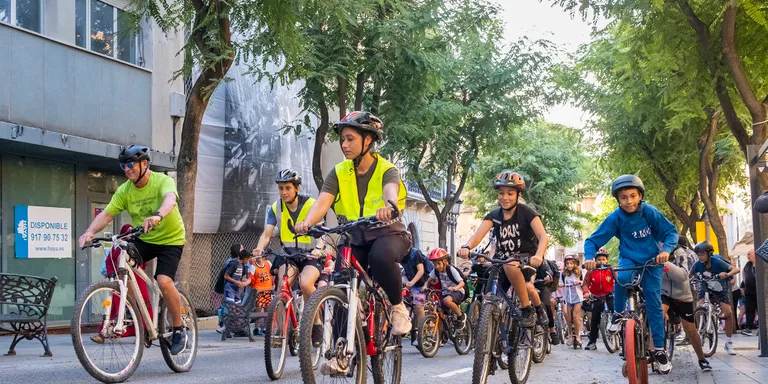 Els alumnes de les escoles de Constantí es desplacen en bicicleta i patinet en el Dia Mundial Sense Cotxes