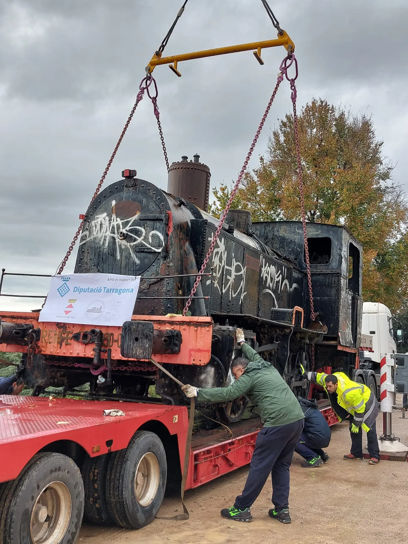 La locomotora de vapor de Valls es trasllada al Museu del Ferrocarril de Móra la Nova