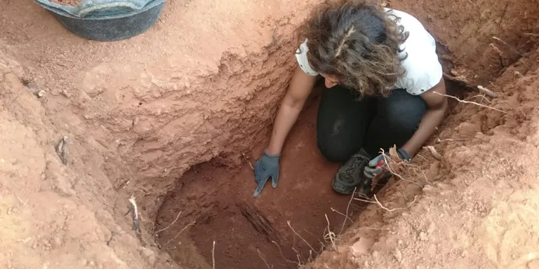 Recuperen restes òssies en una fossa franquista al cementiri de Tremp