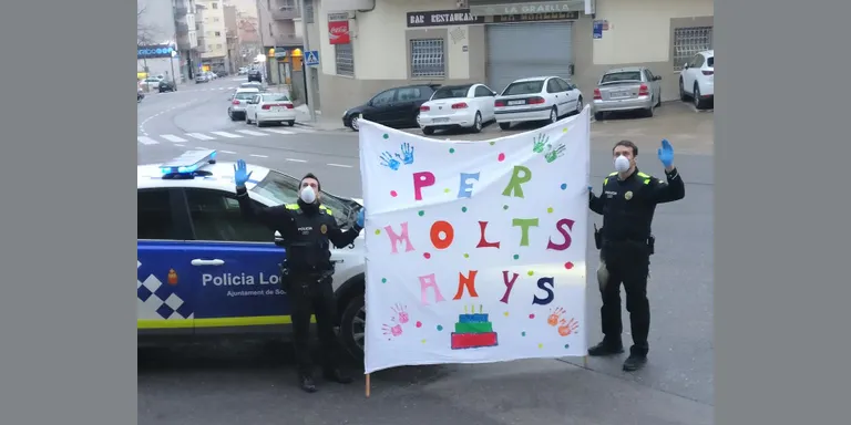 La Policia Local de Solsona agraeix la "fantàstica acollida" de les famílies en la iniciativa per felicitar els aniversaris dels infants a domicili