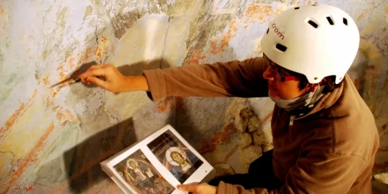 L'eliminació de la capa d'emblanquinat de Sant Climent de Taüll deixa al descobert restes pictòriques originals