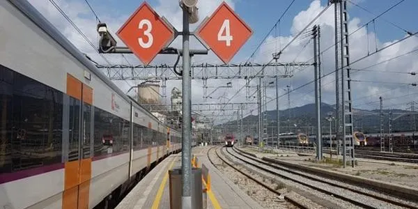 Els problemes amb el transport ferroviari es mantenen aquest dilluns a diferents punts del país després d’un diumenge caòtic