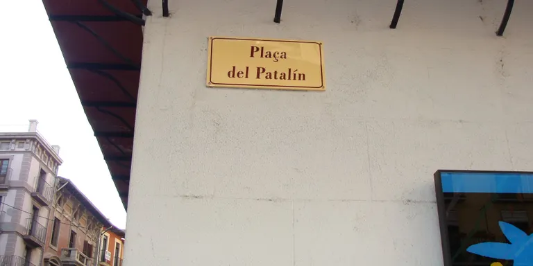 Col.locada la placa de la nova plaça del Patalín