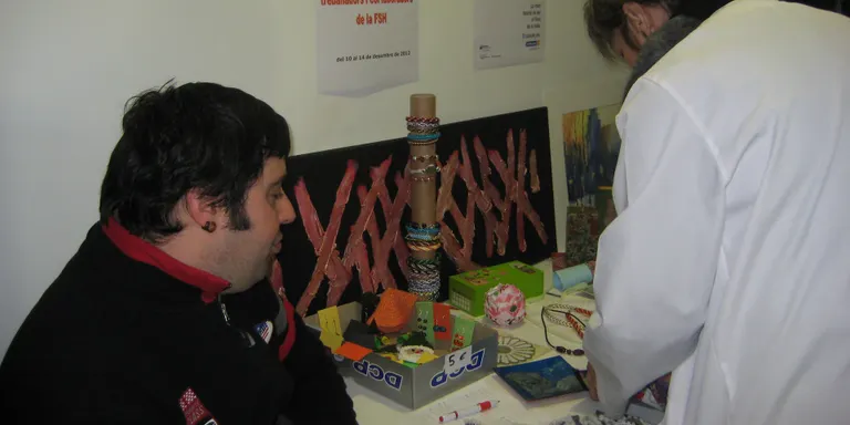 El Sant Hospital ven artesanies per col·laborar amb la Marató