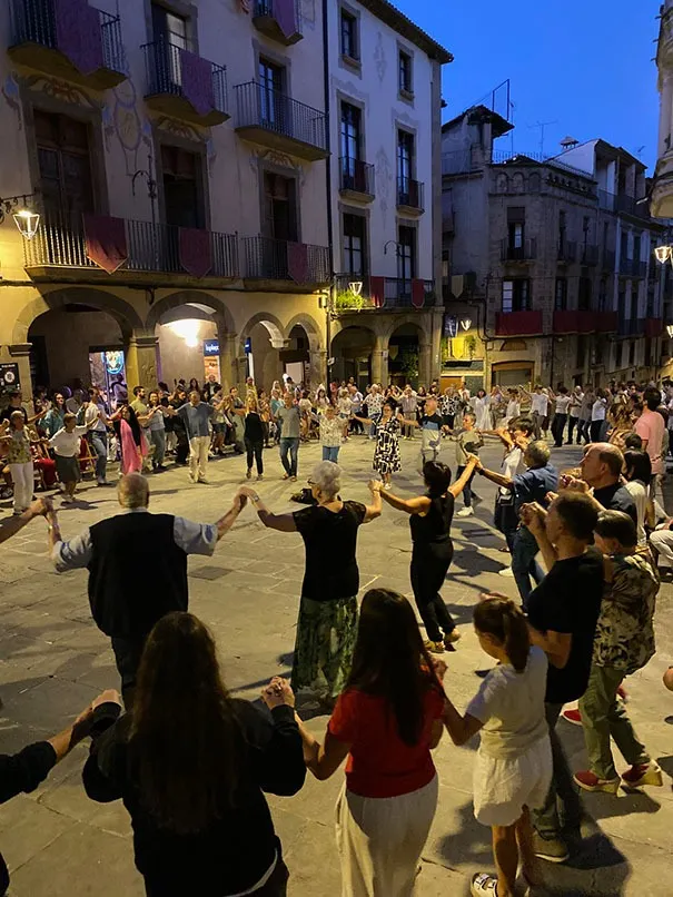 Solsona proposa aprendre a ballar i comptar sardanes a les fonts de la ciutat