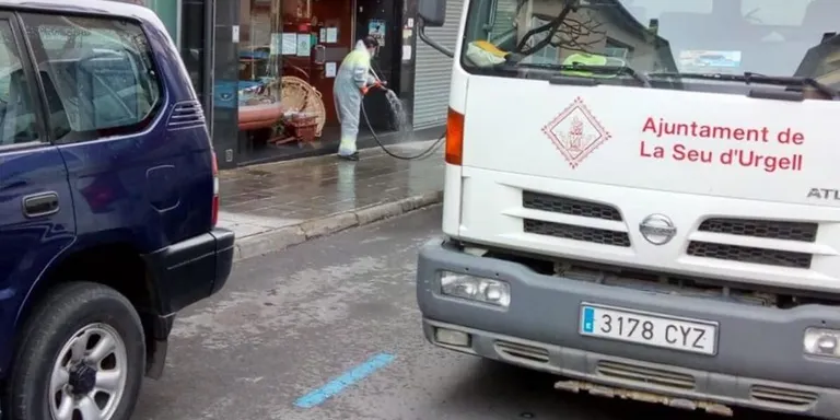 Tasques de desinfecció a l'entorn dels comerços oberts a la Seu d'Urgell
