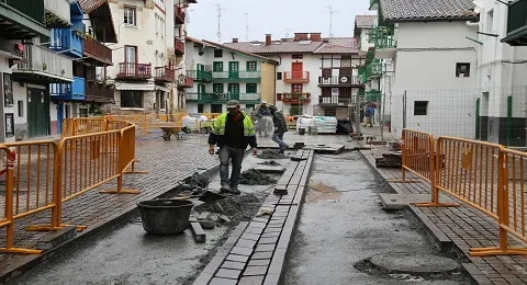 AVANZA LA REURBANIZACIÓN DE SANTIAGO KALEA QUE FINALIZARÁ EL MES DE JUNIO