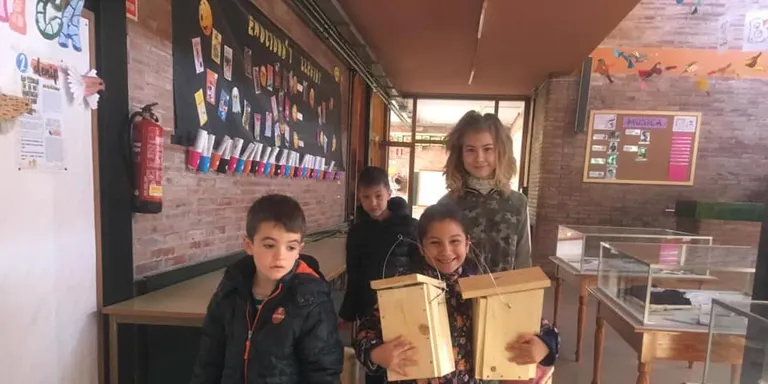 Els alumnes de l'Escola Sant Jordi instal.len caixes niu en el Dia Mundial dels Pardals