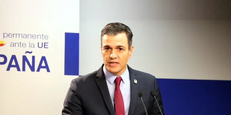 El govern espanyol anuncia una rebaixa de vint cèntims per litre de combustible per a tota la població