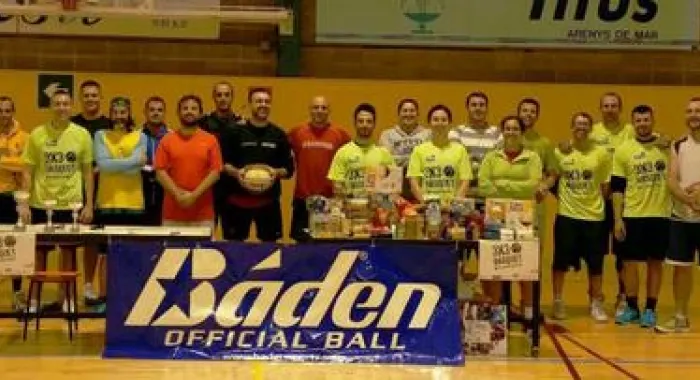 El torneig solidari de policies i bombers recull 50 quilos de menjar