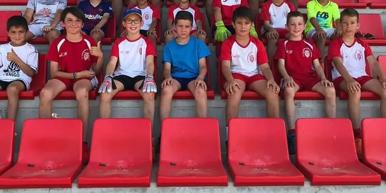 Uns quarantena de nens, al campus d'estiu de l'Escola de Futbol Gerard Gatell