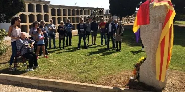 La bandera republicana ha tornat a onejar aquest 14 d’abril al balcó de l’Ajuntament d’Altafulla