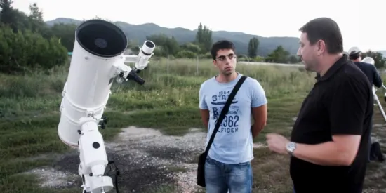 Una vintena de persones participen en un curs d'astronomia a la Seu