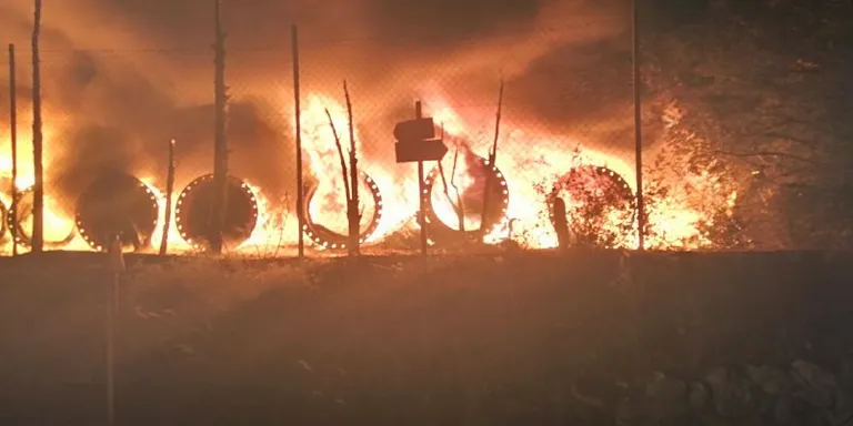 Els Bombers apaguen un incendi de tubs de plàstics a Constantí