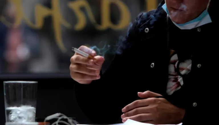 Prohibició de fumar al carrer sense la distància de 2 metres