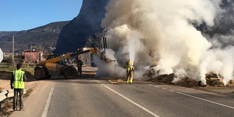 Extingeixen un incendi en un camió de transport de palla a la C-14, a Coll de Nargó