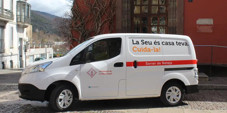 El Servei de Neteja de la Seu estrena un nou vehicle elèctric