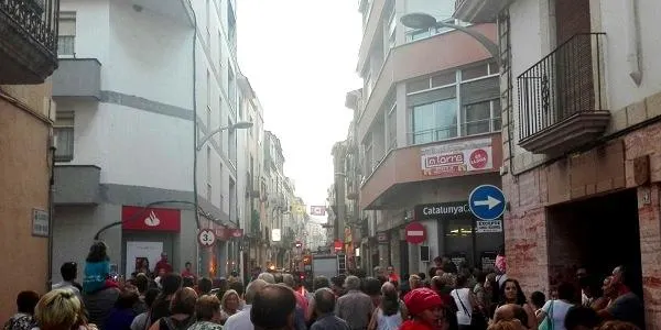 Un incendi en un dels domicilis del carrer Antoni Roig de Torredembarra obliga a desviar el recorregut del seguici de Santa Rosalia