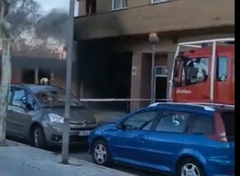 Crema totalment un cotxe en un incendi a un aparcament subterrani del carrer Jaume Ferran de Cambrils
