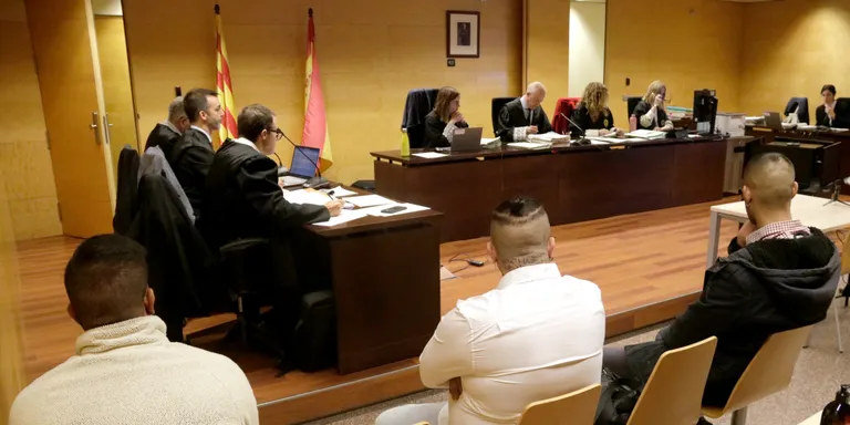 Els acusats d'intentar matar un jove a ganivetades a Santa Coloma de Farners neguen la motivació racista