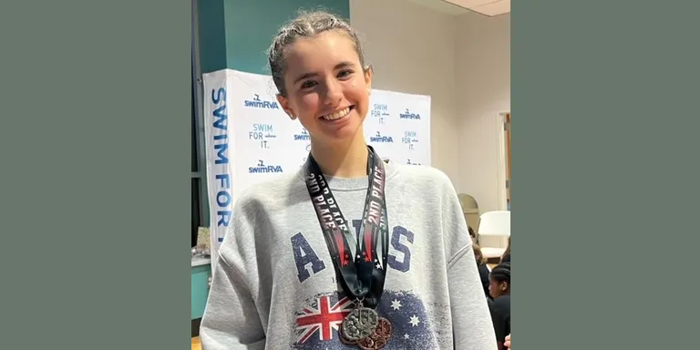 La nedadora calderina Aina Traité Codina a punt de participar als Junior Olympics als Estats Units
