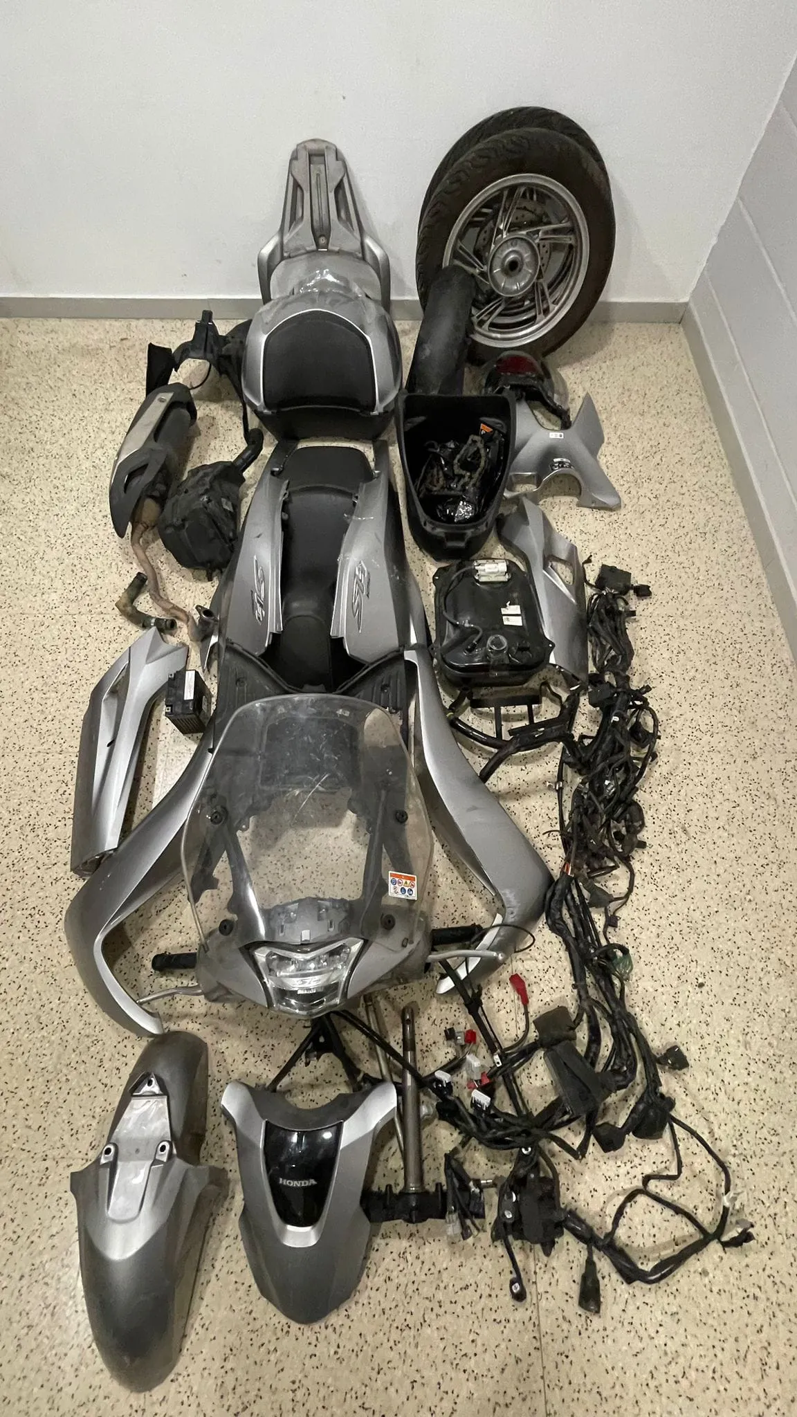Els Mossos detenen 11 membres d’un grup organitzat que robava motos i n’emmagatzemava peces a Caldes