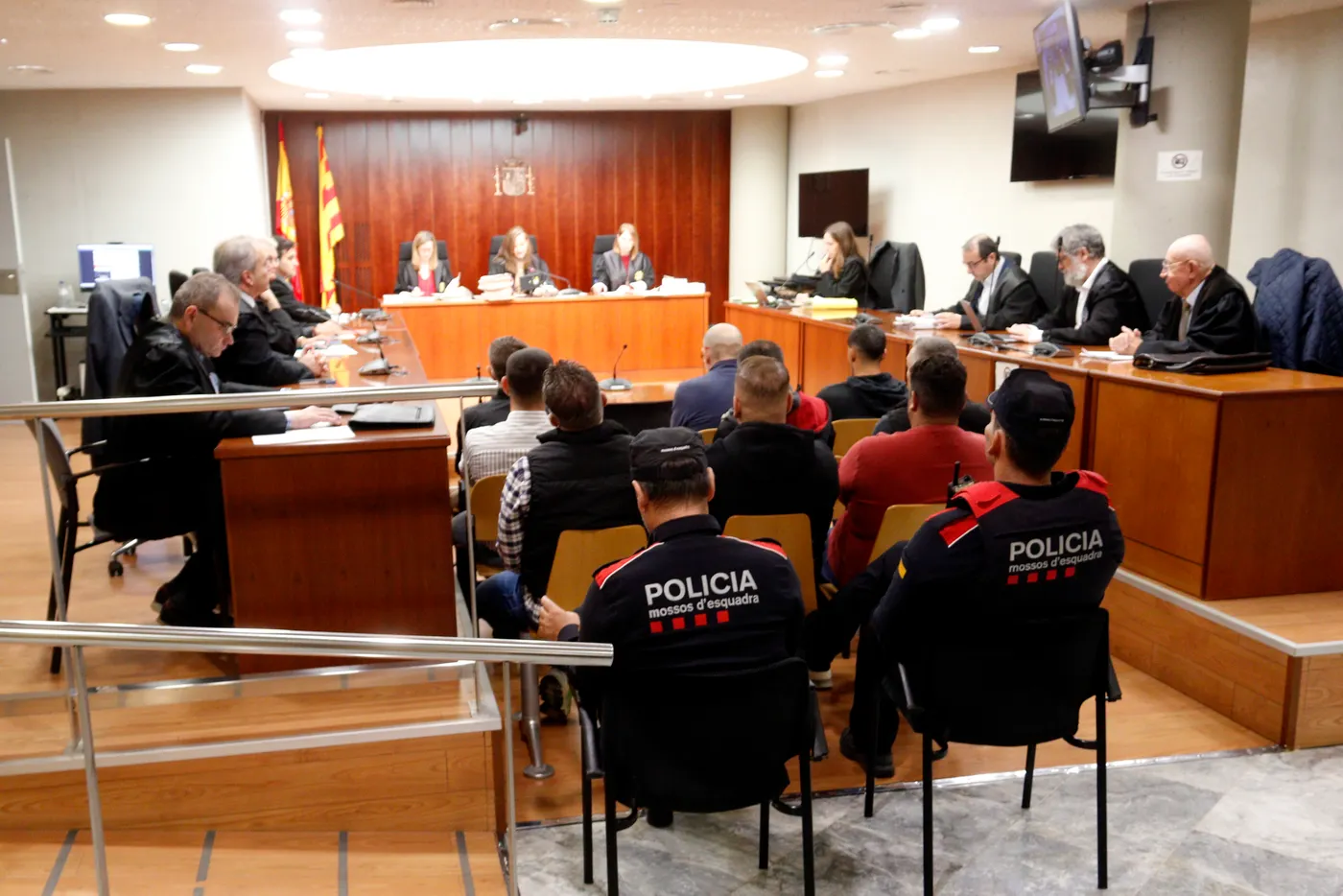 Els nou condemnats, asseguts a la banqueta dels acusats durant la vista de conformitat a l'Audiència de Lleida.