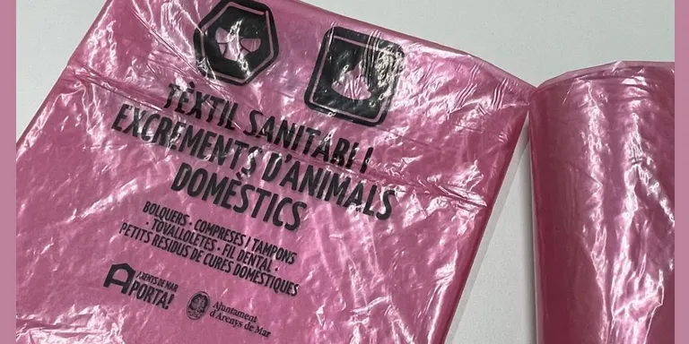 Els residus tèxits sanitaris i excrements d'animals s'han de treure en una bossa de color rosat