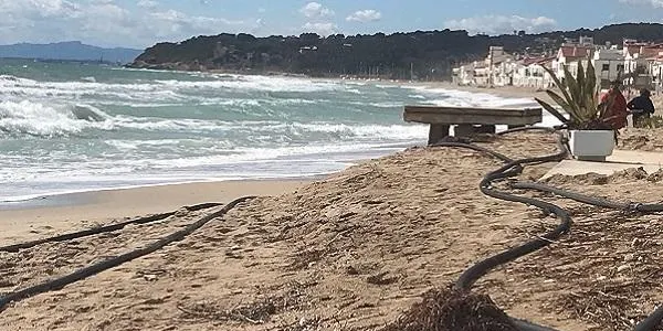 El temporal de mar deixa al descobert la platja d’Altafulla